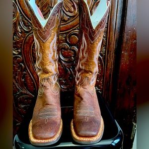 Good used condition western boots. Brown with pink detailing.